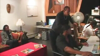 Sperma in de mond, orgie, groepsseks, gangbang &#8211; Clair Brown geneukt door een grote zwarte pik