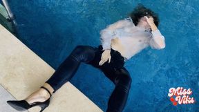 Wetlook and underwater masturbation in the pool