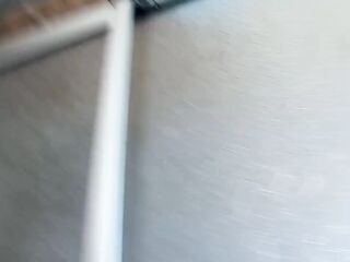 Hermano pervertido espía a hermanastra en la ducha y terminan follando.