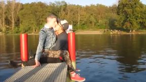 Chanson d&#039;automne - Gay calin au bord du lac