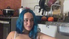 Cozinhando e tirando a roupa