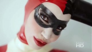 Косплейерша Harley Quinn с огромными сиськами раздевается и мастурбирует