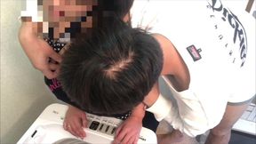 【浮気人妻】旦那の上司と浮気sex。洗濯中の人妻にムラムラしてその場でハメまくってた。