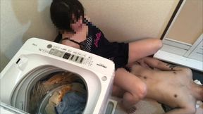 【浮気人妻】旦那の上司と浮気sex。洗濯中の人妻にムラムラしてその場でハメまくってた。