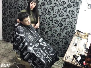 PUTITA ARGENTINA SE LA COGEN EN LA BARBERIA-ALMASEXY