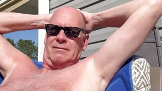 Professor enteado americano travesso acaricia seu enorme pênis em masturbação solo caseira