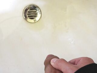 meando en el lavabo