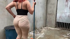 Contratei essa empregada e olha a roupa que ela veio, fiquei louco de tes&atilde_o, que bunda grande