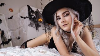 Slynig häxa cosplayer suger kuk och sväljer sperma