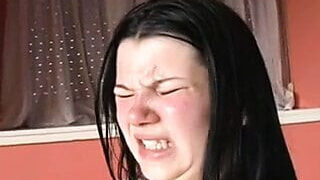 Ejaculare &#8211; o adolescentă amatoră cu busty curvă futută anal