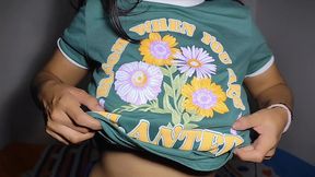 dandole su dosis de leche a la vecina