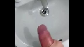 Novinho batendo punheta e gozando