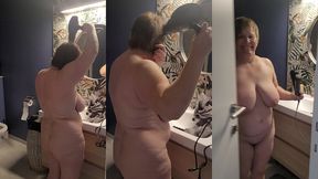 le matin, dans la salle de bain avant de partir bosser