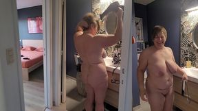 le matin, dans la salle de bain avant de partir bosser