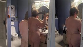 le matin, dans la salle de bain avant de partir bosser