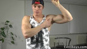 Flexing Cutie Larry McCormick Delivers Mind-Blowing Handjob Action