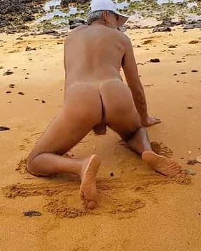 Ladysilva crossdress pelada na praia que bunda gostosa de marquinha de sol