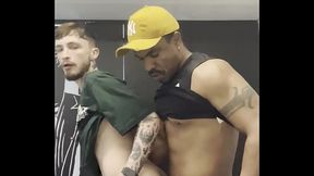 DANDO PRO NEGAO NO BANHEIRAO ENQUANTO OS OUTROS BATEM PUNHETA