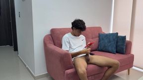 Si no me follas le contare a todos que te masturbas con mis fotos!!