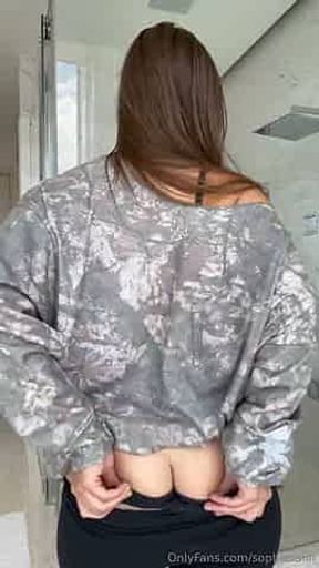 Show her ass ( Sophie rain)