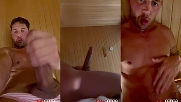 pau gigante batendo punheta na sauna