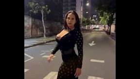 Madura zorra le gusta mostrar en la calle