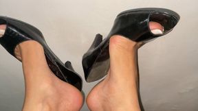 Delicious feet in black leather heels