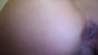 &nbsp;rebolando num dildo gigante