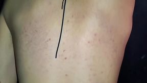 PUTA VAI CHUPAR NO GLORY HOLE E ACABOU DANDO NA CABINE