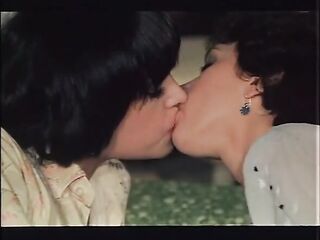 Lesbian scene from El Fontanero with Linda Romay