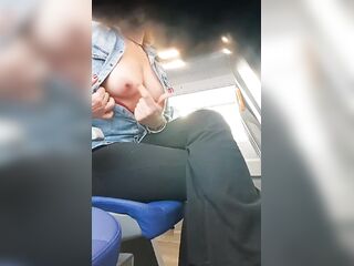 Troia provoca un ragazzo sul treno