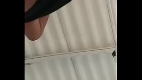 Morena debajo de la falda voyeur