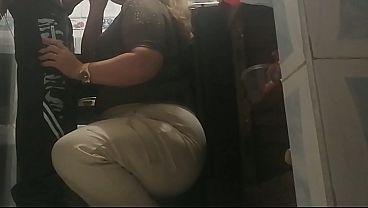 Mamada en la cocina por la vecina esposa de mi amigo