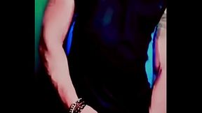 Hombre heterosexual muy sexy se toma sus propios orines