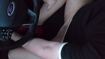Kleiner Penis in heller Feinstrumpfhose bei der Autofahrt