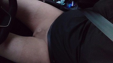 Kleiner Penis in heller Feinstrumpfhose bei der Autofahrt