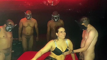 GangBang com Policial loira Gostosa com Vários Comedores Pauzudos acabaram com sua bocetinha e Cuzinho