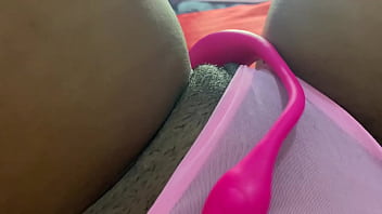 Bucetinha peludo se masturbando com vibrador