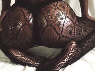 Rubbing OIL all over my FISHNET overspread BOOTY for the AESTHETIC