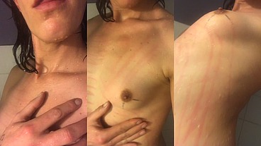 Mon corps nue et griffé sous le ruissellement de l’eau chaude de la douche