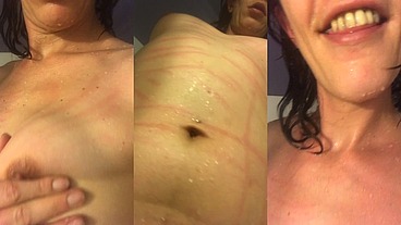 Mon corps nue et griffé sous le ruissellement de l’eau chaude de la douche