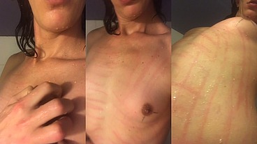 Mon corps nue et griffé sous le ruissellement de l’eau chaude de la douche
