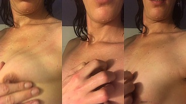 Mon corps nue et griffé sous le ruissellement de l’eau chaude de la douche