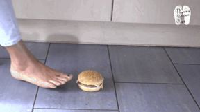 Burgers under pretty naked Feet