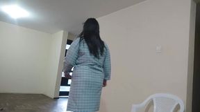 viene el repartidor a mi casa a entregar un ido no tengo con que pagarle y le ofrezco mi culo terminamos follando en la cocina se fue bien feliz