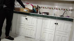 viene el repartidor a mi casa a entregar un ido no tengo con que pagarle y le ofrezco mi culo terminamos follando en la cocina se fue bien feliz