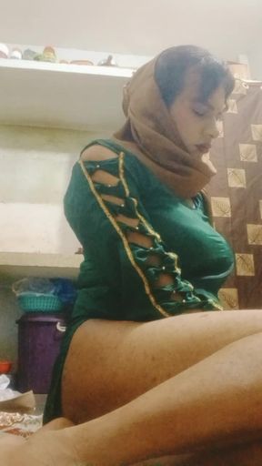 Green suit main sexy dikhti hui urvashi rani