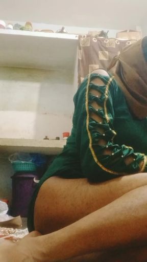 Green suit main sexy dikhti hui urvashi rani