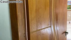 ela aproveito que eu estava descansando e foi fuder com o meu marido escondido no pelo , mais vai ter troco