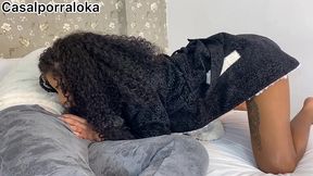 ela aproveito que eu estava descansando e foi fuder com o meu marido escondido no pelo , mais vai ter troco